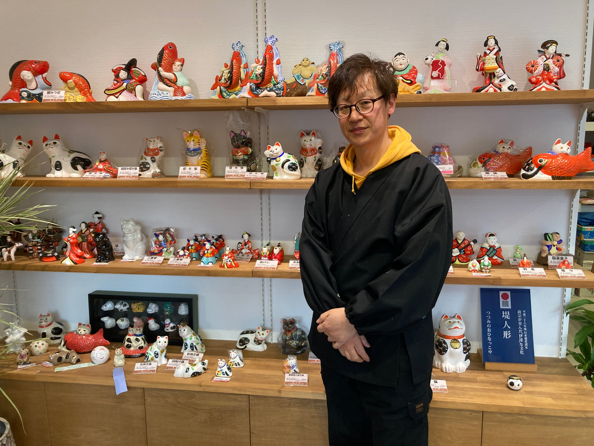 堤人形 だるま抱き招き猫 – オマツリジャパンのお店